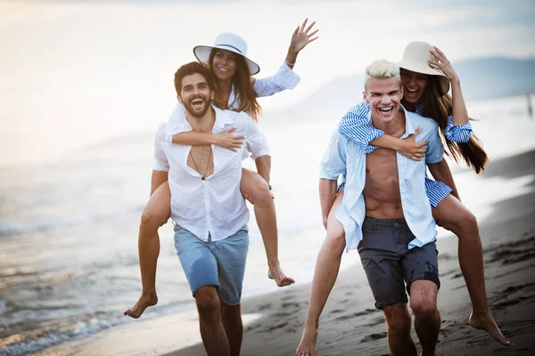 Groupe Amis Amuser Sur Plage Sous Lumière Soleil Couchant — Photo