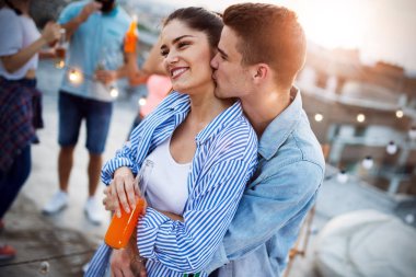 Mutlu genç çift içki ve balkonda eğleniyor..