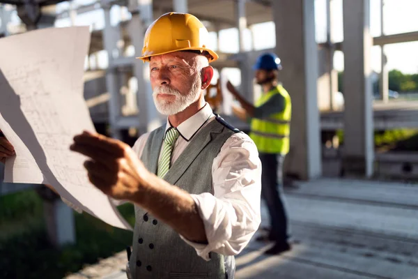 Ingenjör Och Byggplatschef Som Arbetar Med Ritningar Och Planer — Stockfoto