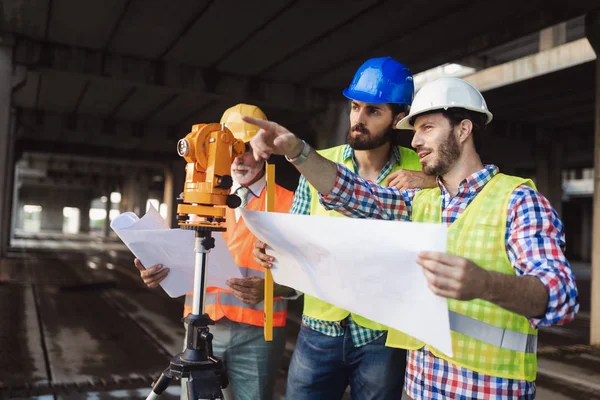 Bauingenieure Diskutieren Mit Architekten Auf Baustelle Oder Baustelle — Stockfoto