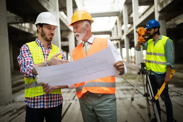 Ingeniero Gerente Obra Trabajando Con Planos Planos — Foto de Stock