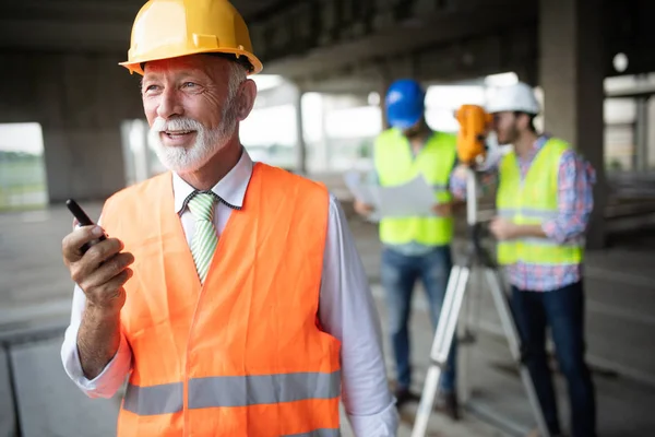 Equipo Arquitectos Ingenieros Grupo Sitio Construciton Verificar Documentos Flujo Trabajo — Foto de Stock