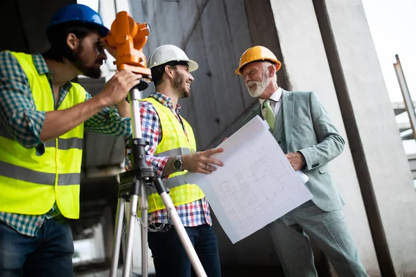 Grupp Byggingenjörer Som Arbetar Byggarbetsplats Och Ledning Byggarbetsplatsen — Stockfoto