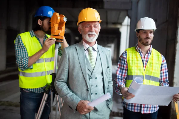 Grupp Byggingenjörer Som Arbetar Byggarbetsplats Och Ledning Byggarbetsplatsen — Stockfoto