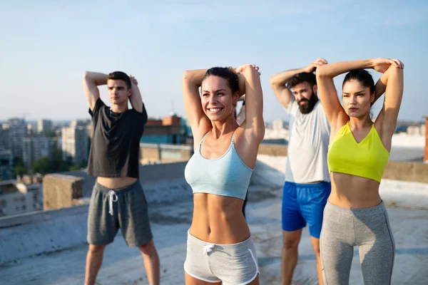 Grupo Jovens Felizes Forma Amigos Treinando Livre Nascer Sol — Fotografia de Stock