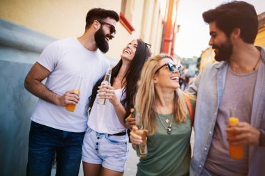 Bir grup genç arkadaş yazın dışarıda eğleniyorlar.