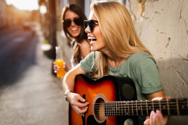 Bir grup arkadaş eğleniyor ve yazın tadını çıkarıyorlar.