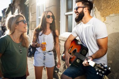 Genç arkadaşlar takılmak, eğlenmek ve yaz günlerini zevk