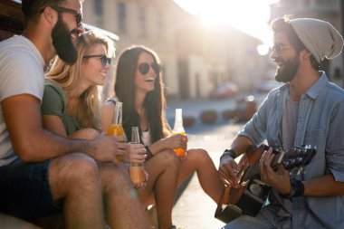 Genç arkadaşlar takılmak, eğlenmek ve yaz günlerini zevk