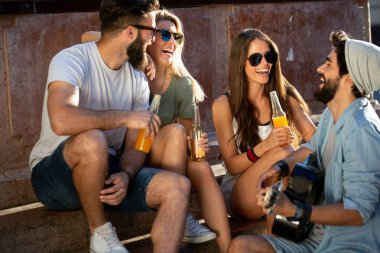 Bir grup genç arkadaş yazın dışarıda eğleniyorlar.