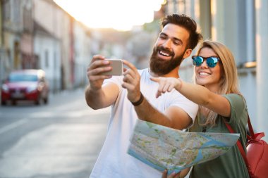 Şehirde dolaşan birkaç turist seyahat ediyor. Tatil, yaz, tatil, turizm konsepti