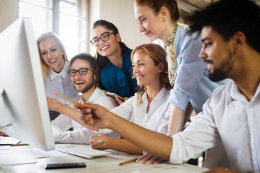 Sunum sırasında yazılım mühendisliği ve iş öğrenen başarılı mutlu öğrenci grubu