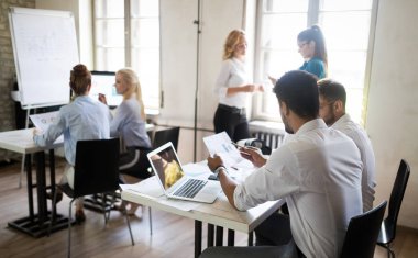 Sunum sırasında yazılım mühendisliği ve iş öğrenen başarılı mutlu öğrenci grubu