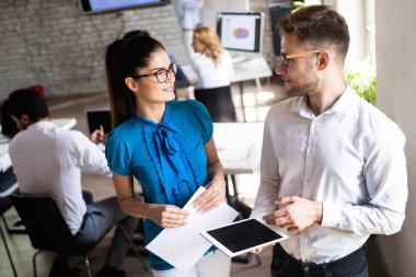 İş, teknoloji ve insan kavramı - ofiste kullanıcı arayüzü üzerinde çalışan yaratıcı ekip veya tasarımcılar