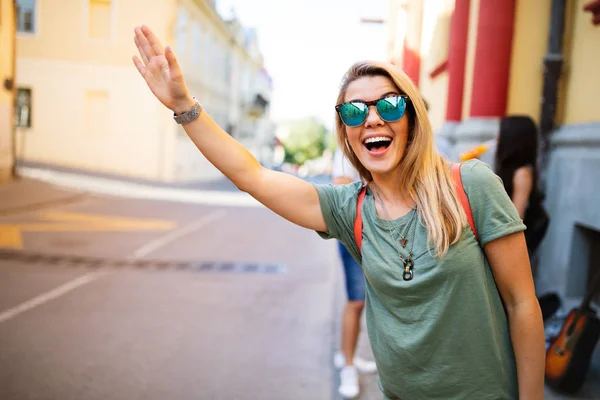 Conceito Felicidade Mulher Feliz Divertindo Rua Cidade Durante Verão — Fotografia de Stock