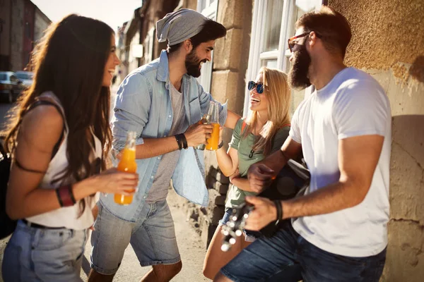 Jóvenes Amigos Pasando Rato Divertirse Disfrutar Los Días Verano — Foto de Stock