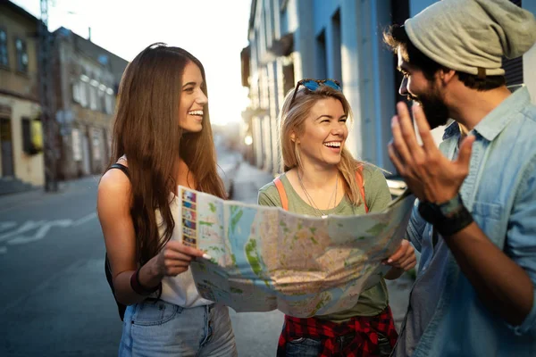 快乐的朋友享受夏季在城市观光旅游 — 图库照片