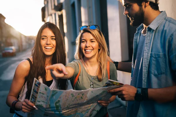 Amistad Viajes Vacaciones Verano Concepto Personas Grupo Amigos Sonrientes Viajando — Foto de Stock