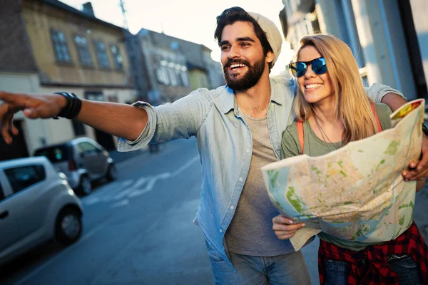 Vacaciones Verano Citas Concepto Turismo Pareja Sonriente Con Mapa Ciudad —  Fotos de Stock