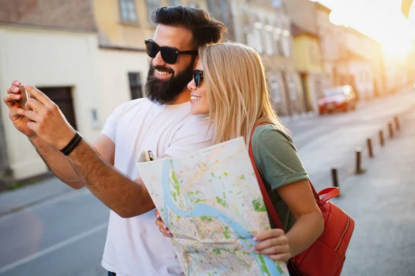 Zomervakantie Dating Toerisme Concept Glimlachend Koppel Met Kaart Stad — Stockfoto