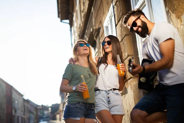 Grupo Jóvenes Amigos Sonriendo Hablando Divirtiéndose Juntos — Foto de Stock