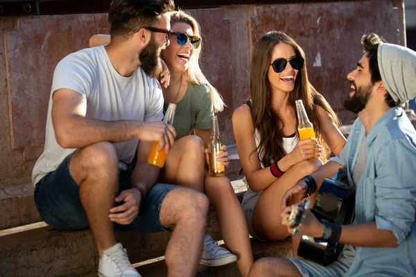 Bir grup genç arkadaş yazın dışarıda eğleniyorlar.