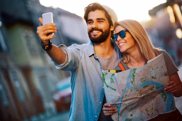 Lachend Paar Reizen Plezier Hebben Stad Zomer Vakantie Dating Toerisme — Stockfoto