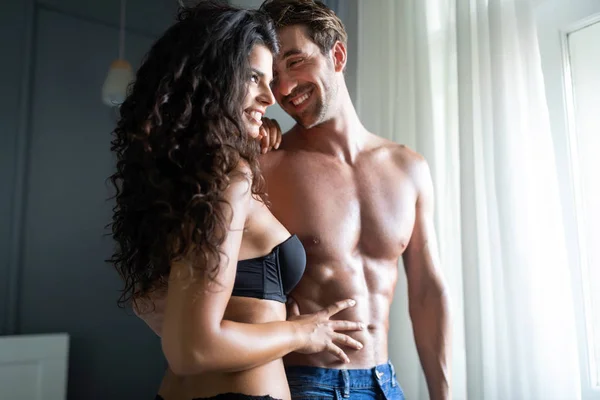 美しい若い情熱的なカップルは寝室でセックスします — ストック写真