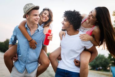 Mutlu insanlar yaz tatillerinde eğleniyorlar. Arkadaşlar, tatil, yaz konsepti