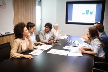 İş adamları konferansta ve modern ofiste toplanıyorlar.