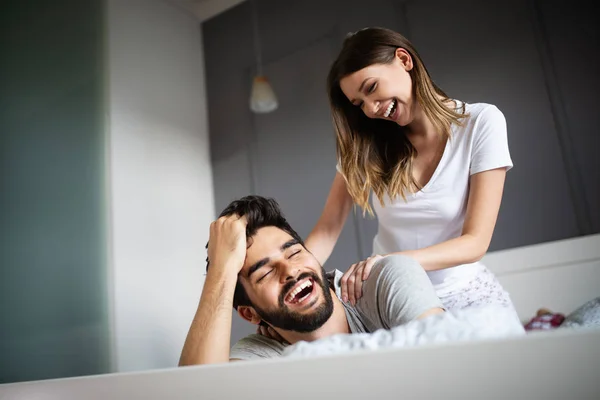 Schöne Junge Frau Tut Ihren Schönen Freund Massage Und Lächelt — Stockfoto