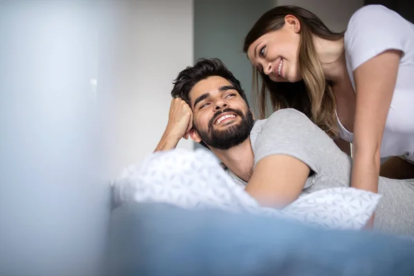 Pareja Joven Íntima Dormitorio Disfrutando Entre — Foto de Stock