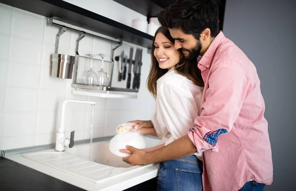 Jovem Casal Feliz Está Lavando Pratos Abraçando Sorrindo — Fotografia de Stock