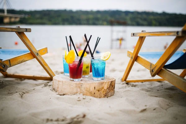 Exotische Zomer Drankjes Vervagen Zandstrand Achtergrond Vakantie Concept — Stockfoto