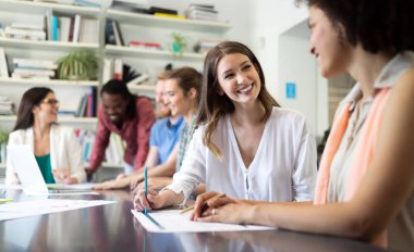 Modern ofiste başarılı bir iş adamı grubu