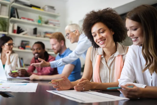 Gruppe Erfolgreicher Glücklicher Geschäftsleute Bei Der Arbeit Büro — Stockfoto