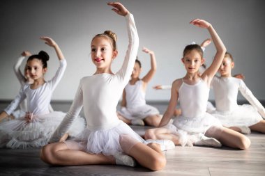 Uygun çocuk bale Studio birlikte egzersiz grup