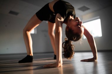 Güzel kız pratik ve modern bale dans egzersiz