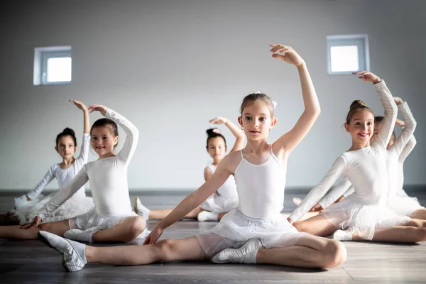 Groupe Enfants Forme Faisant Ballet Studio Ensemble — Photo