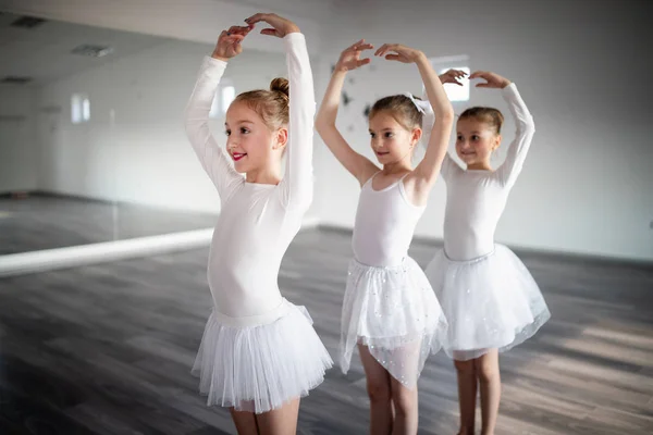 Kis Ballerinas Balett Stúdióban Lányok Csoportja Együtt Gyakorolják — Stock Fotó