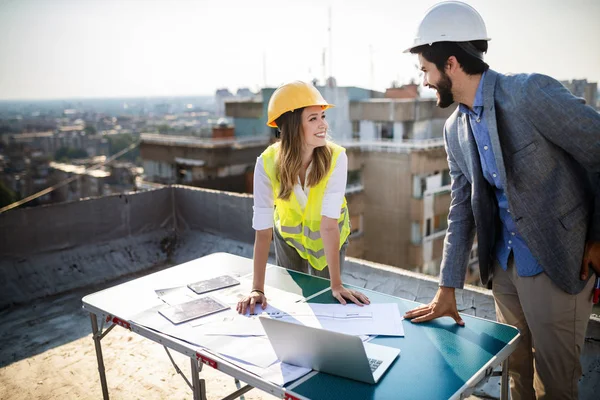 Equipo Arquitectos Ingenieros Grupo Sitio Construciton Verificar Documentos — Foto de Stock