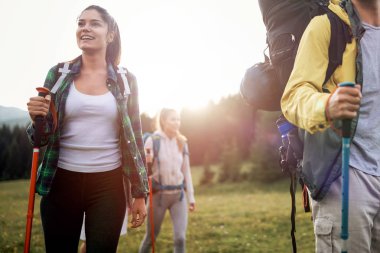Arkadaş grubu yürüyüş çok eğlencelidir. Birlikte yürüyüş ve mutlu seyir sırt çantaları ile gençlerin Grup