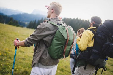 Arkadaş grubu hiking dağda güneşli bir günde