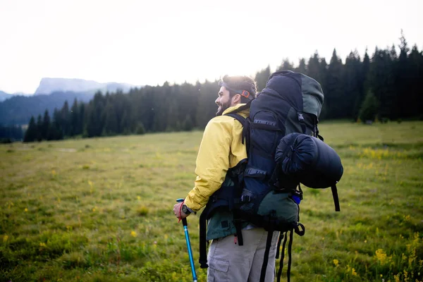 Aventura Viajes Turismo Senderismo Concepto Personas Hombre Con Mochila Senderismo — Foto de Stock