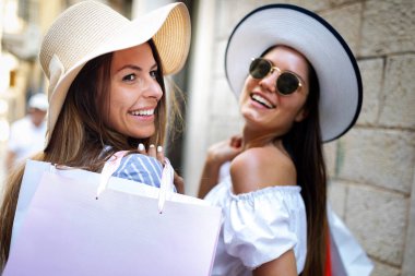 Alışveriş ve seyahat tatil mutlu kadın arkadaşlar