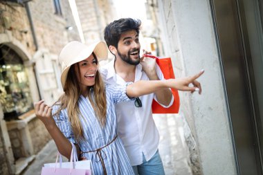 Tüketicilik, aşk, flört, seyahat konsepti. Güzel çift eğlenmek alışveriş zevk