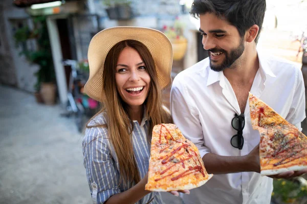 Glückliches Paar Isst Urlaub Pizza — Stockfoto