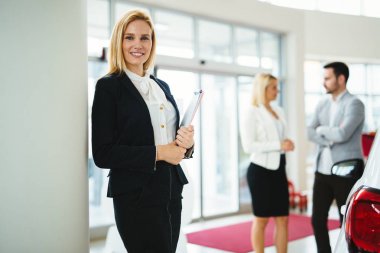 Resim içinde araba Bayilik çalışma profesyonel kadın satışçının