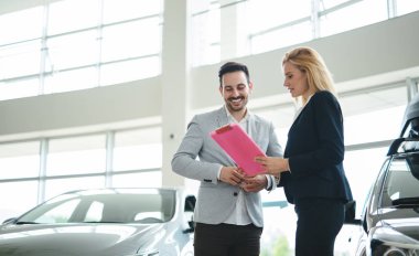 otomatik iş, araba Satılık, tüketim ve insanlar kavramı - Oto şov ya da salon mutlu adam