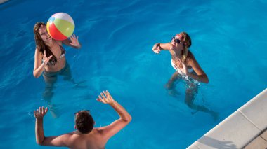 Arkadaşlar eğlenmeye havuzunda yaz tatili grup